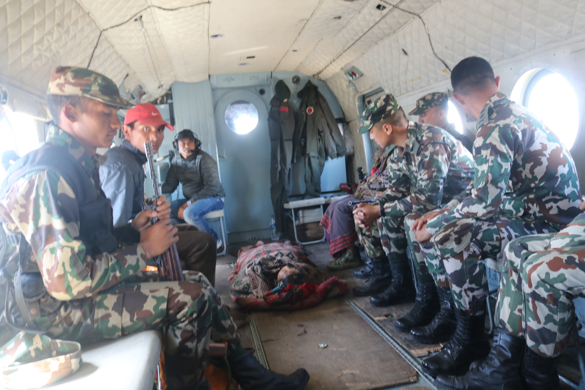 नेपाली सेनाको हेलिकप्टरबाट उच्च रक्तश्राव भएकी महिलाको उद्धार