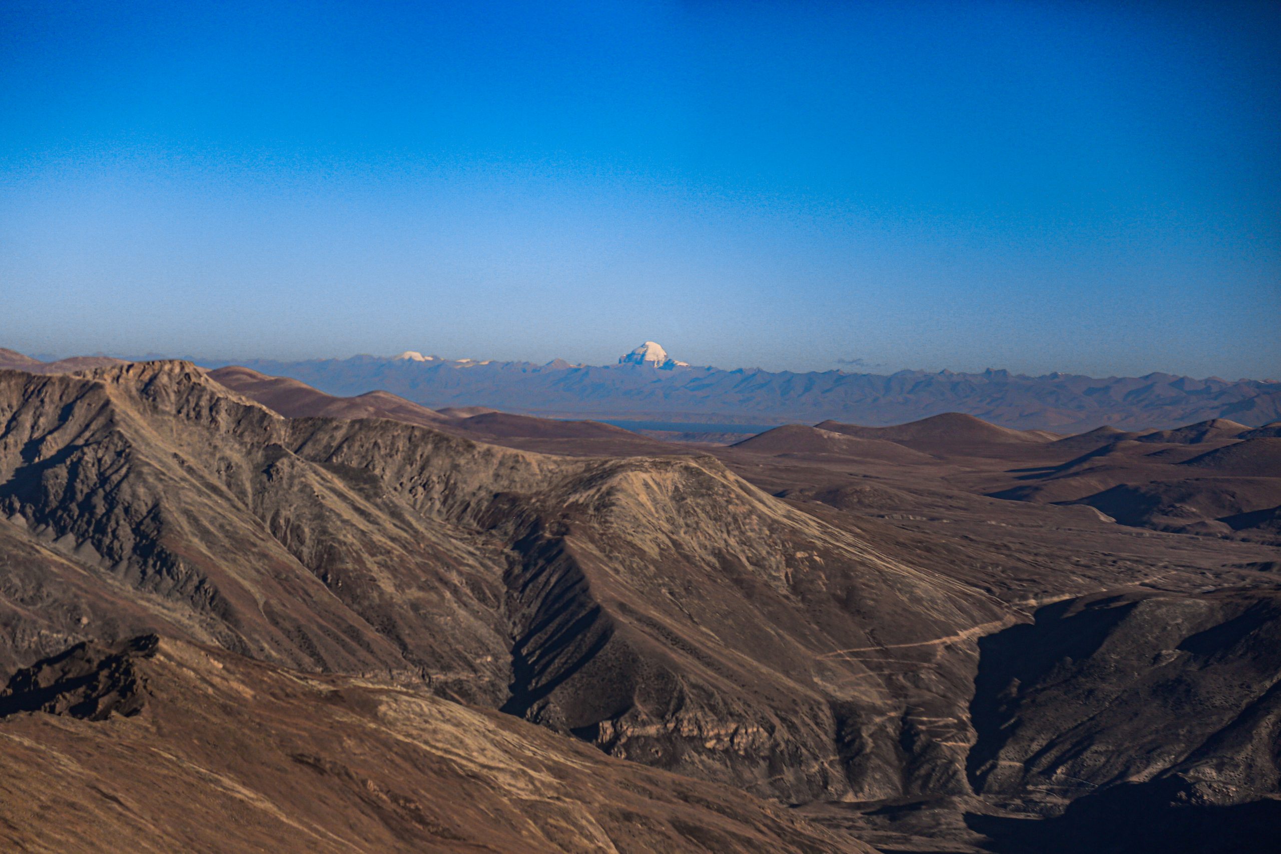 हवाईजहाजबाट आँखै अगाडी मानसरोवर कैलाश पर्वत  देख्दा (फोटो फिचर)